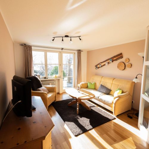 Sofa und Teppich in Ferienwohnung in Garmisch-Partenkirchen