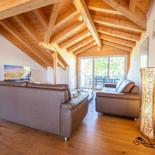 Sofas mit Fernseher in Ferienwohnung in Garmisch-Partenkirchen