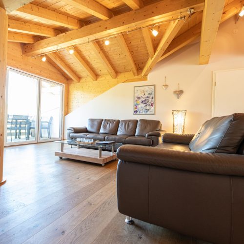 Sofas mit Balkon in Ferienwohnung in Garmisch-Partenkirchen