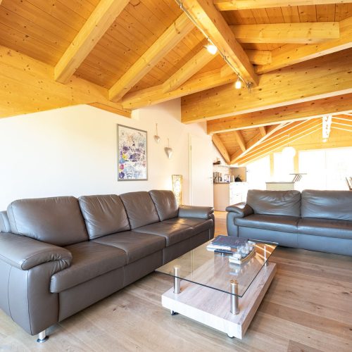 Sofas mit Couchtisch in Ferienwohnung in Garmisch-Partenkirchen