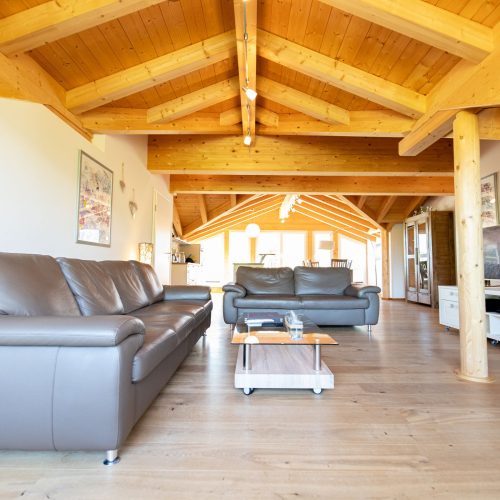 Sofas mit Fernseher in Ferienwohnung in Garmisch-Partenkirchen