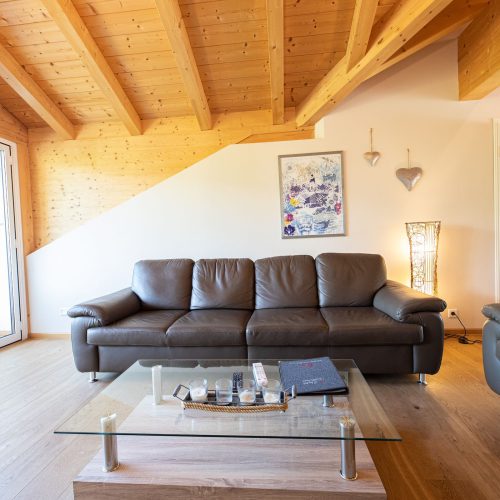 Sofa mit Couchtisch in Ferienwohnung in Garmisch-Partenkirchen