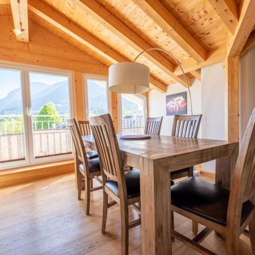Tisch mit Stühlen in Ferienwohnung in Garmisch-Partenkirchen