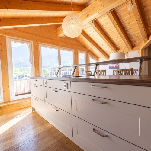 Küche mit Lampe in Ferienwohnung in Garmisch-Partenkirchen