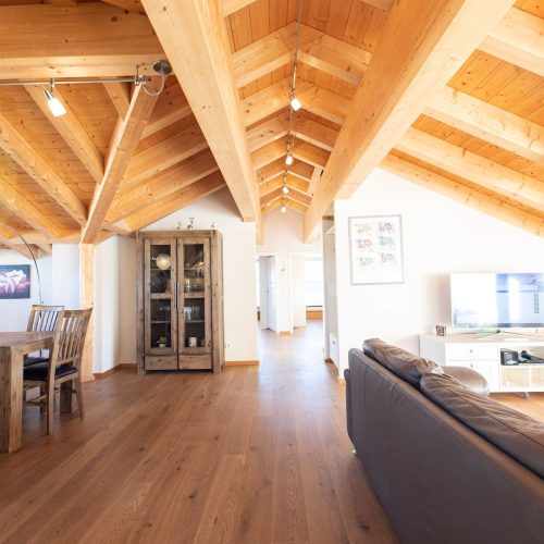 Wohnbereich mit Vitrine und Sofa in Ferienwohnung in Garmisch-Partenkirchen