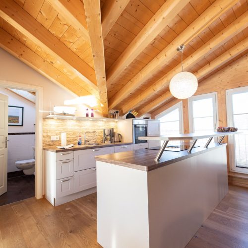 Küche in weiß in Ferienwohnung in Garmisch-Partenkirchen