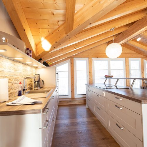 Küche mit Herd in Ferienwohnung in Garmisch-Partenkirchen