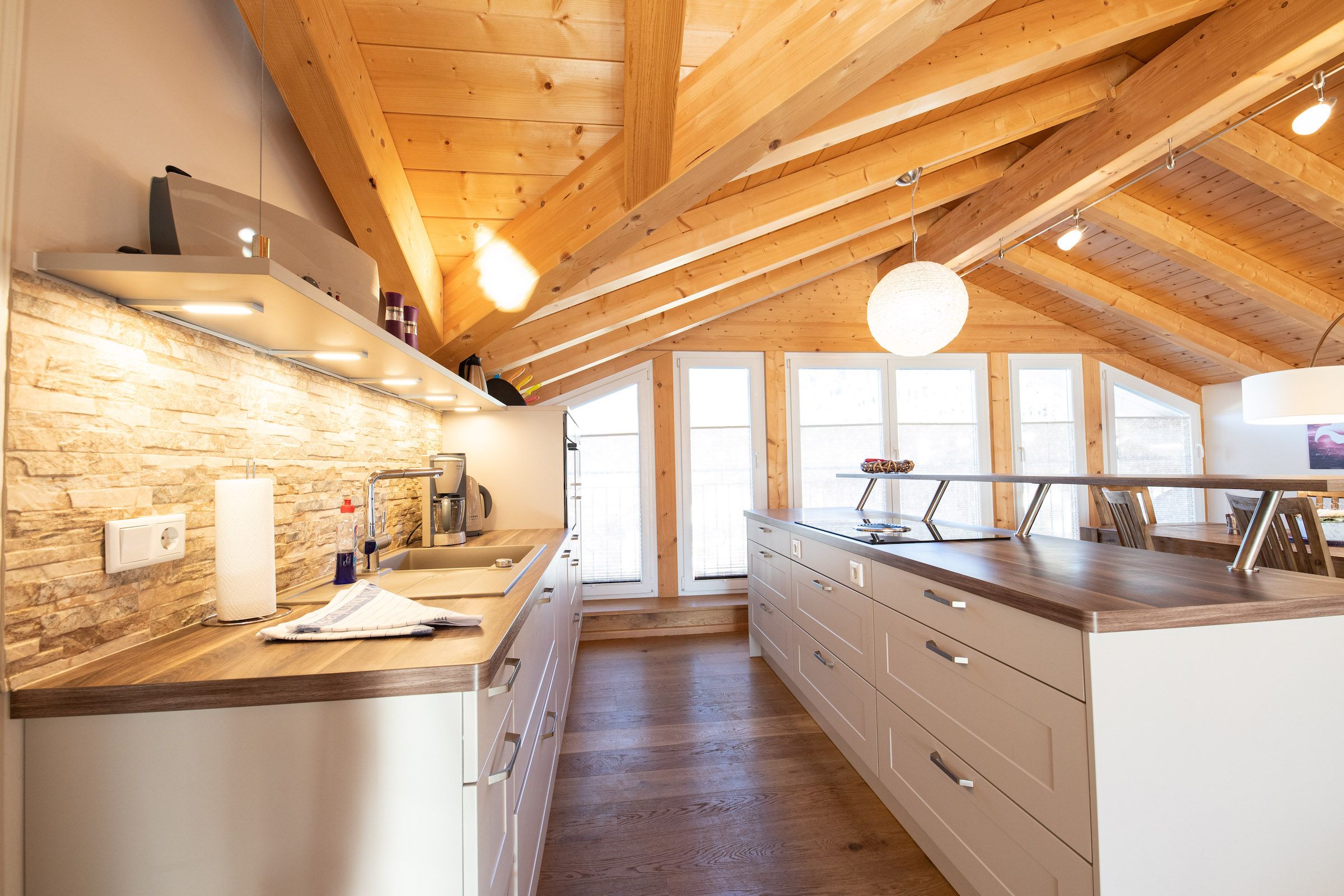 Küche mit Herd in Ferienwohnung in Garmisch-Partenkirchen