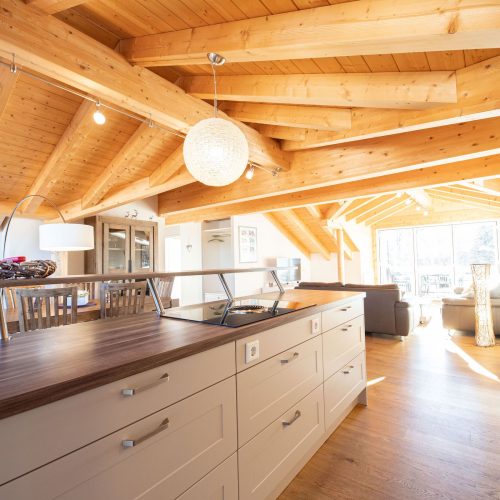 Küche mit Herd in Ferienwohnung in Garmisch-Partenkirchen