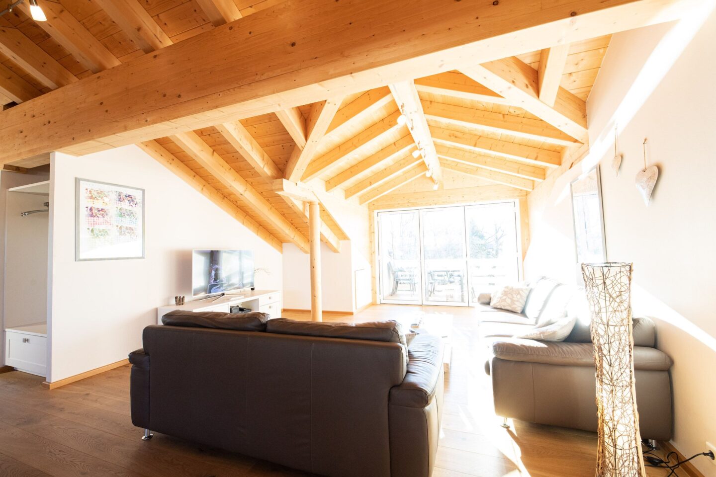 Wohnzimmer mit Sofa in Ferienwohnung in Garmisch-Partenkirchen