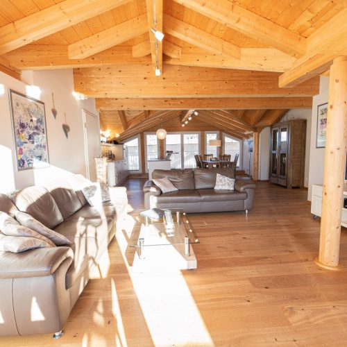 Wohnzimmer mit Fernseher in Ferienwohnung in Garmisch-Partenkirchen