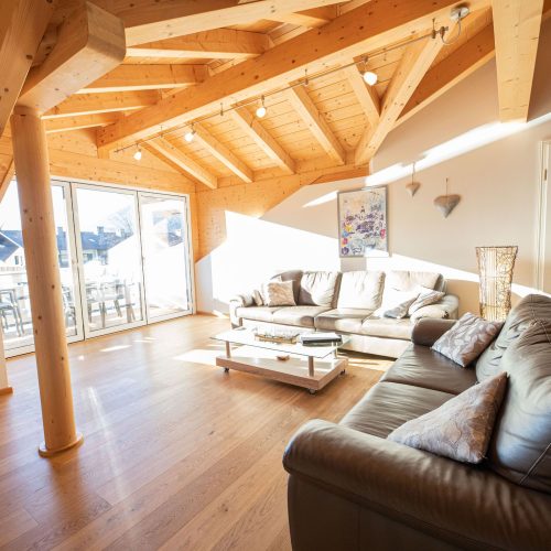 Sofa mit Couchtisch in Ferienwohnung in Garmisch-Partenkirchen