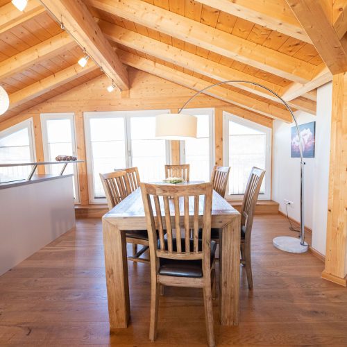 Esszimmer mit Stühlen und Tisch in Ferienwohnung in Garmisch-Partenkirchen