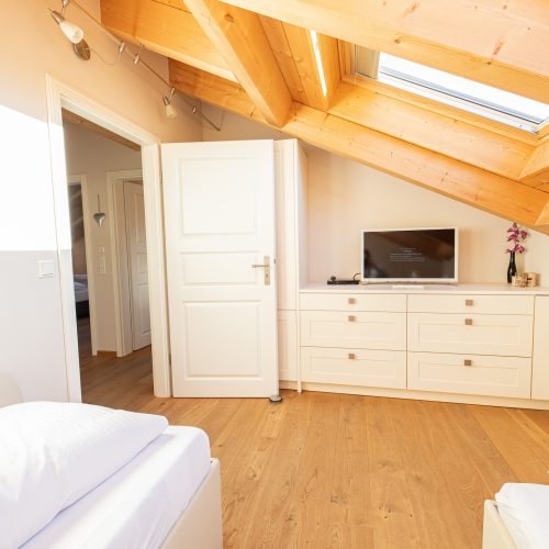 Fernseher mit Dachschräge in Ferienwohnung in Garmisch-Partenkirchen