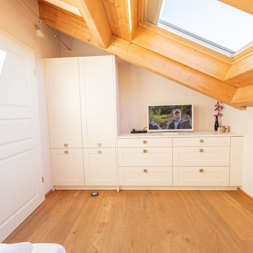 Schränke und Fernseher in Ferienwohnung in Garmisch-Partenkirchen