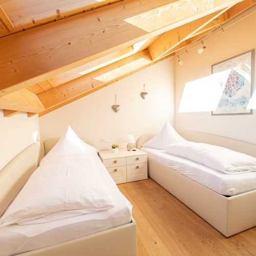 zwei Einzelbetten und Dachfenster in Ferienwohnung in Garmisch-Partenkirchen