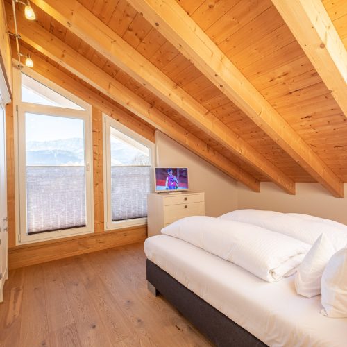 Doppelbett mit Fernseher in Ferienwohnung in Garmisch-Partenkirchen