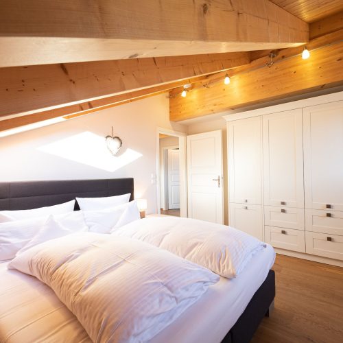 Doppelbett mit Kleiderschrank in Ferienwohnung in Garmisch-Partenkirchen