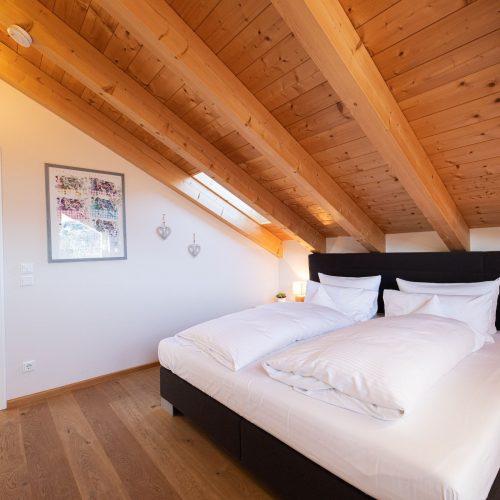 Doppelbett in schwarz in Ferienwohnung in Garmisch-Partenkirchen