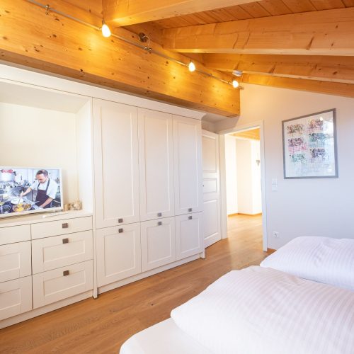 Fernseher im Schlafzimmer in Ferienwohnung in Garmisch-Partenkirchen