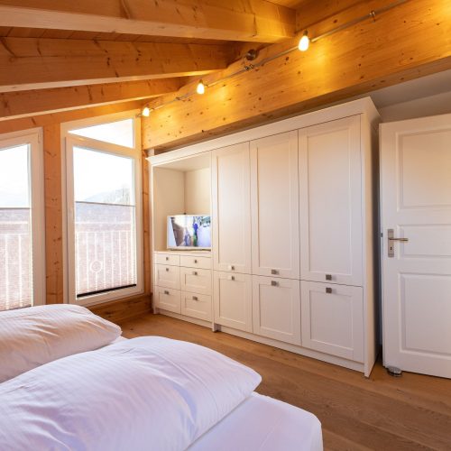 Bett mit Fernseher in Ferienwohnung in Garmisch-Partenkirchen