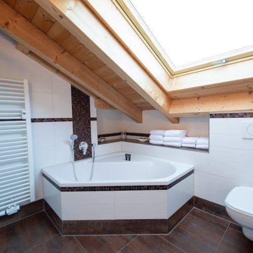 Badezimmer mit Badewanne in Ferienwohnung in Garmisch-Partenkirchen