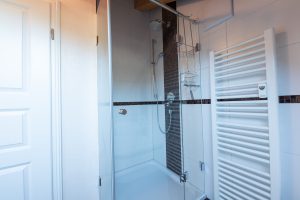 Badezimmer mit Dusche in Ferienwohnung in Garmisch-Partenkirchen