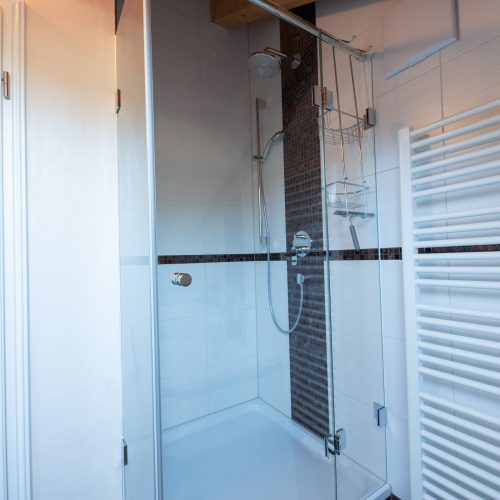 Badezimmer mit Dusche in Ferienwohnung in Garmisch-Partenkirchen