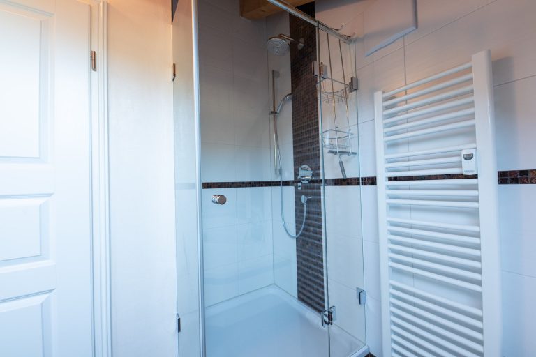 Badezimmer mit Dusche in Ferienwohnung in Garmisch-Partenkirchen