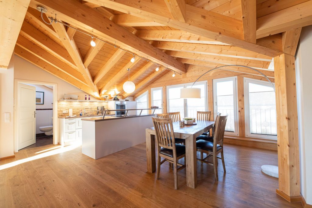 Esstisch mit Küche und Stehlampe in Ferienwohnung in Garmisch-Partenkirchen