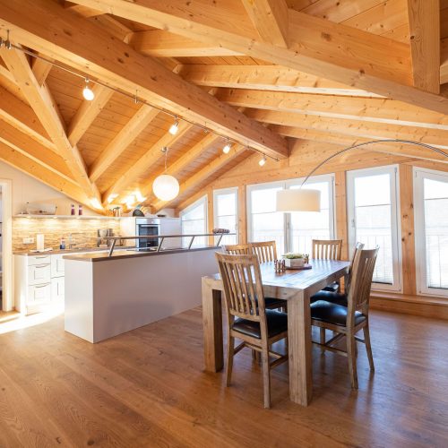 Esstisch mit Küche und Stehlampe in Ferienwohnung in Garmisch-Partenkirchen