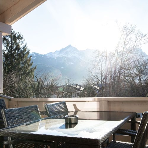 Tisch auf dem Balkon in Ferienwohnung in Garmisch-Partenkirchen