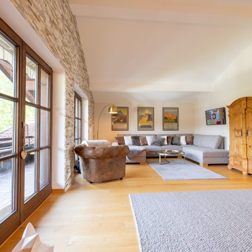 Wohnzimmer mit Sessel und Sofa in Ferienwohnung in Garmisch-Partenkirchen
