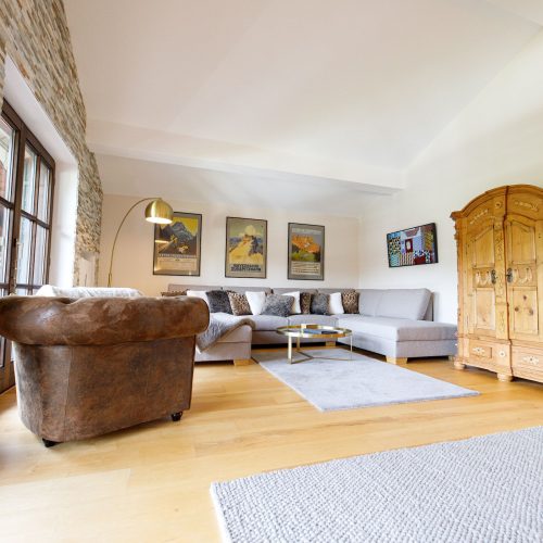 Wohnzimmer mit Teppich in Ferienwohnung in Garmisch-Partenkirchen