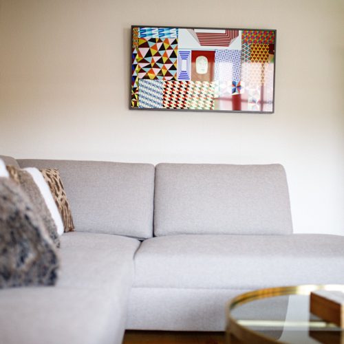 Sofa und Bild an der Wand in Ferienwohnung in Garmisch-Partenkirchen