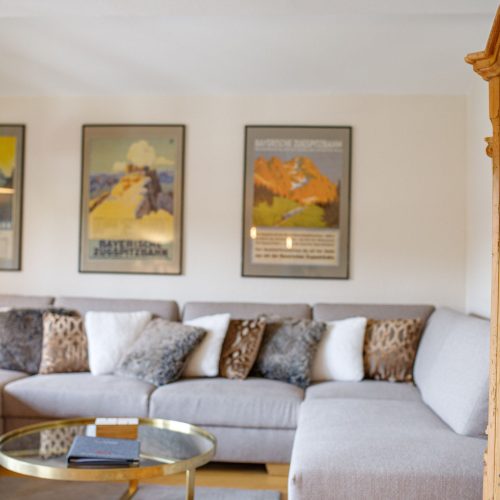 Wohnzimmer mit Sofa in Ferienwohnung in Garmisch-Partenkirchen
