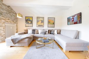 Wohnzimmer mit grauem Sofa in Ferienwohnung in Garmisch-Partenkirchen