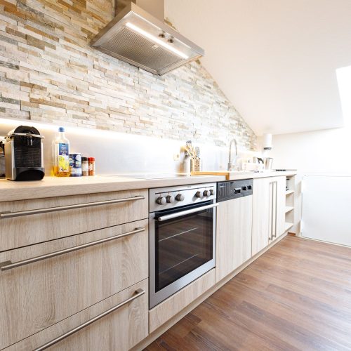 Küche mit Herd und Backofen in Ferienwohnung in Garmisch-Partenkirchen