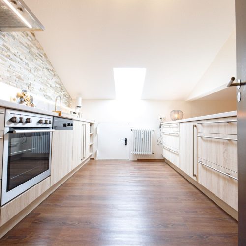 Küche mit Ofen in Ferienwohnung in Garmisch-Partenkirchen