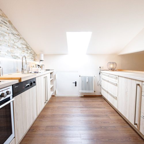 Küche in hell braun in Ferienwohnung in Garmisch-Partenkirchen