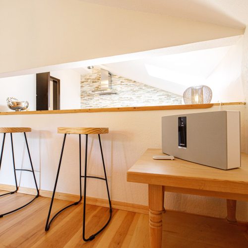 Radio und Barhocker in Ferienwohnung in Garmisch-Partenkirchen