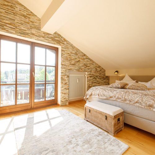 Doppelbett mit guter Aussicht in Ferienwohnung in Garmisch-Partenkirchen