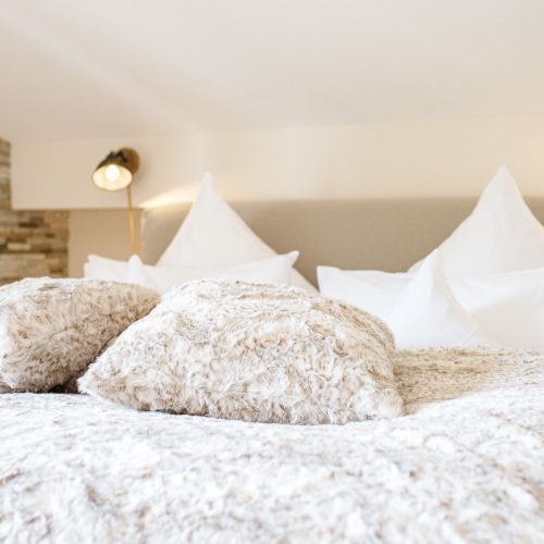 Doppelbett mit Kissen in Ferienwohnung in Garmisch-Partenkirchen