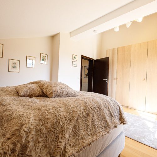 Doppelbett und Kleiderschrank in Ferienwohnung in Garmisch-Partenkirchen