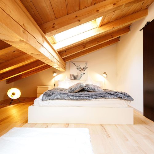 Doppelbett und Lampe in Ferienwohnung in Garmisch-Partenkirchen