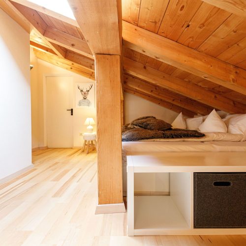 Doppelbett und Schräge in Ferienwohnung in Garmisch-Partenkirchen