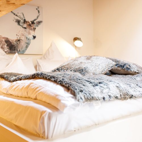 Doppelbett mit Flauschkissen in Ferienwohnung in Garmisch-Partenkirchen