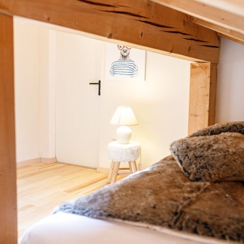 Schlafzimmer mit Hocker in Ferienwohnung in Garmisch-Partenkirchen