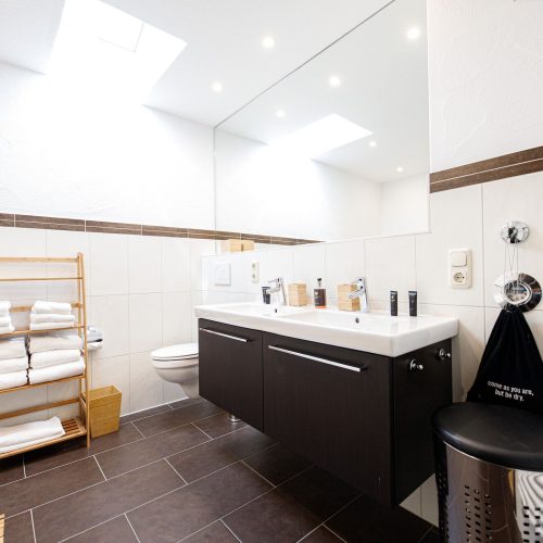 Badezimmer und großer Spiegel in Ferienwohnung in Garmisch-Partenkirchen