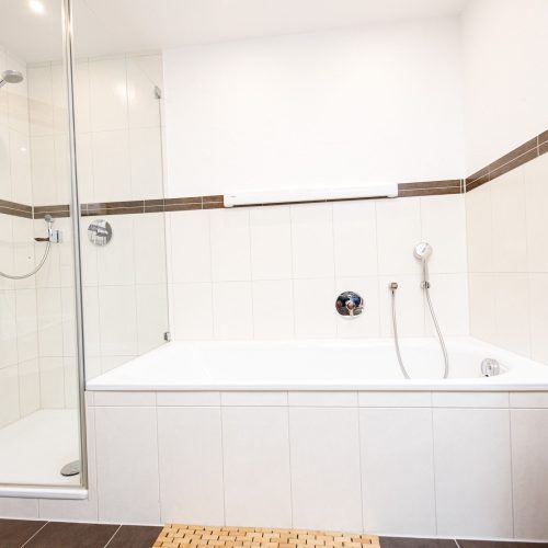 Badezimmer mit Dusche und Badewanne in Ferienwohnung in Garmisch-Partenkirchen